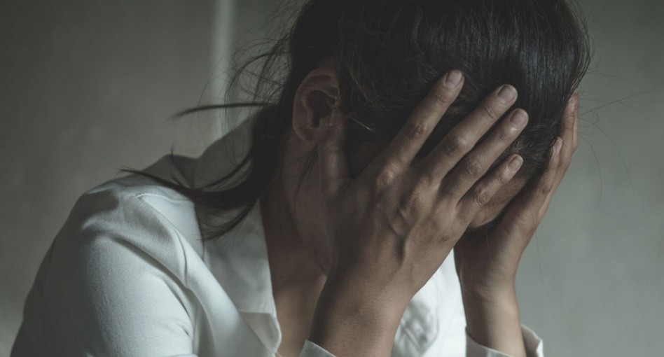 Člověku, který spáchá trestný čin znásilnění, hrozí vězení po dobu dvou až deseti let. Pokud tímto způsobem poškodí nezletilé dítě nebo těhotnou ženu, bývají sankce daleko větší