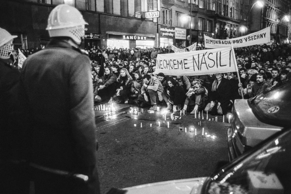 Nechceme násilí a Máme holé ruce... 