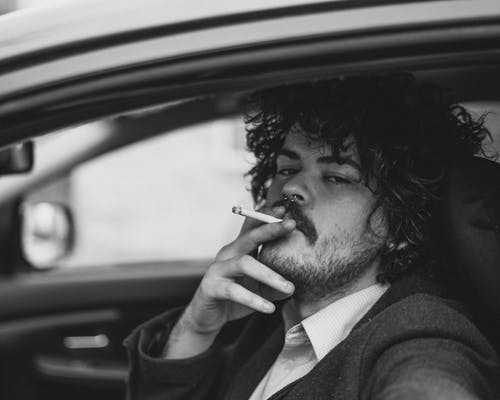 Cigareta za volantem je velmi nebezpečná, i když není přímo zakázaná