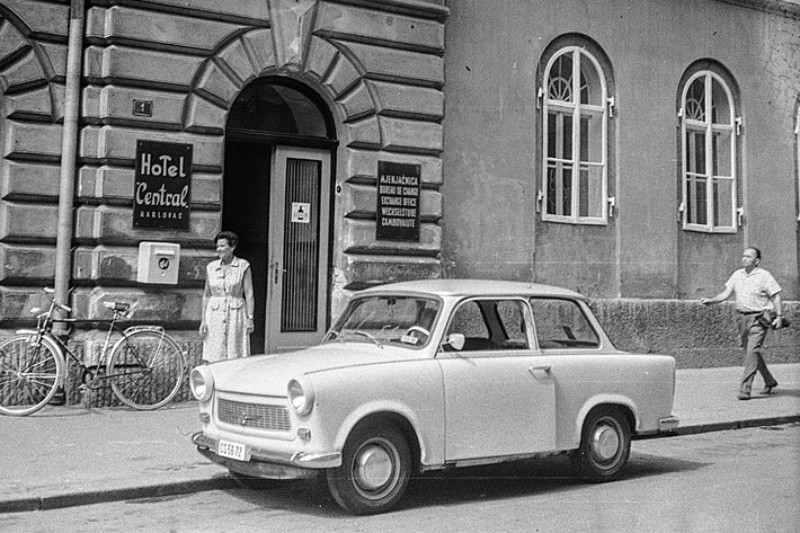 Kdo měl Trabanta, většinou na něj vzpomíná s nostalgií. Byl hlučný, zapáchal, ale o bezpečí se mluvit moc nedalo. Přesto si k němu člověk vytvořil vztah