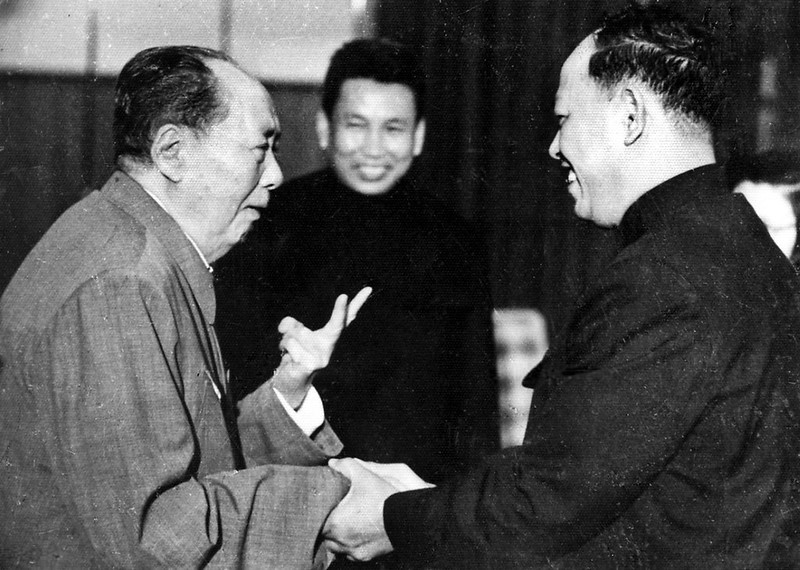 Mao Ce Tung a Pol Pot v pozadí. Mao byl jeho velký vzor, větší než Stalin