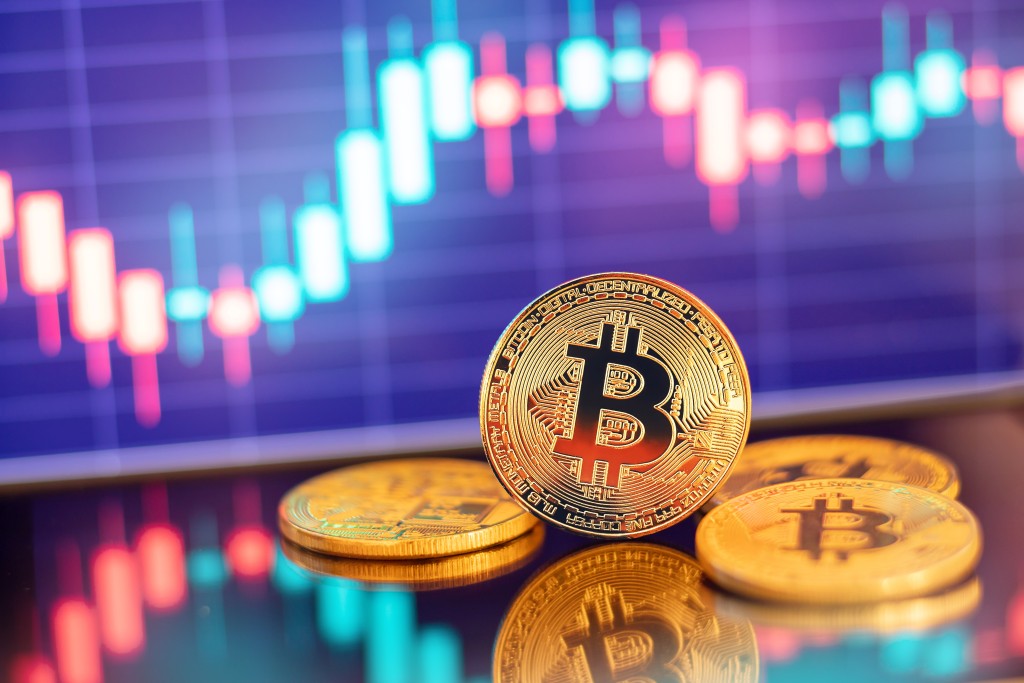 Bitcoin začal ŕu kryptoměn. Druhou nejpopulárnější kryptoměnou je Ethereum (ETH).