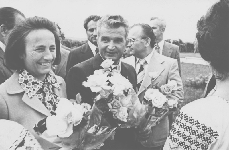 Elena Causescu prošla jen základní školou, přesto se díky politickým funkcím a postavení svého manžela stala předsedkyní vlády