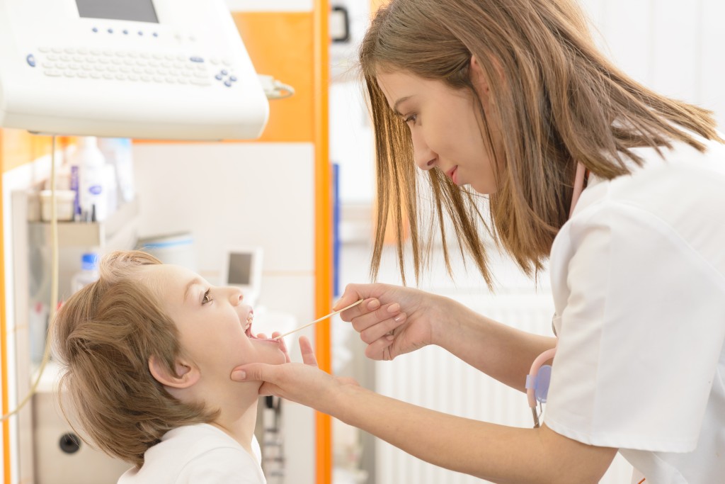 Streptokoková infekce skupiny A se může projevovat mimo jiné také malými tečkami na patře v ústní dutině