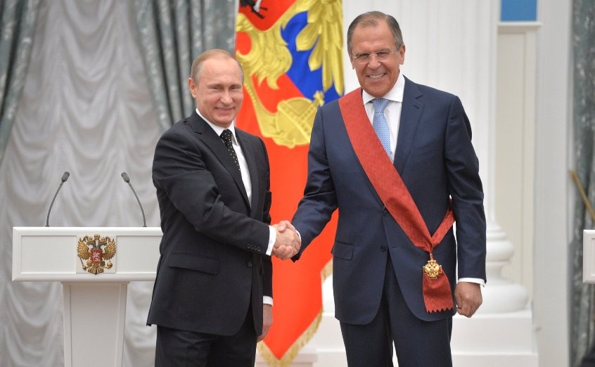 Ruský ministr zahraničí Sergej Lavrov a prezident Vladimir Putin. Oba si jen se Západem hráli, aby jej později obelstili