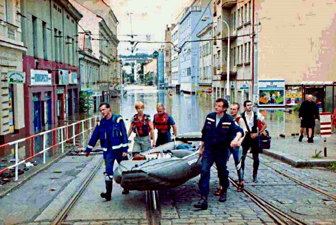 Po Palmovce na člunu? Pohled do zatopené Zenklovy ulice v roce 2002
