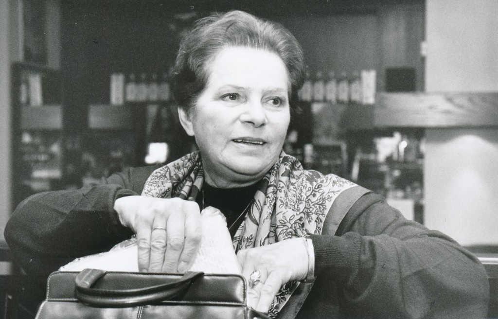 Jiřina Švorcová byla velmi věrná tehdejšímu režimu, a tak komunističtí představitelé nedali jinak, než že hlavní roli v seriálu Žena za pultem dostane právě ona