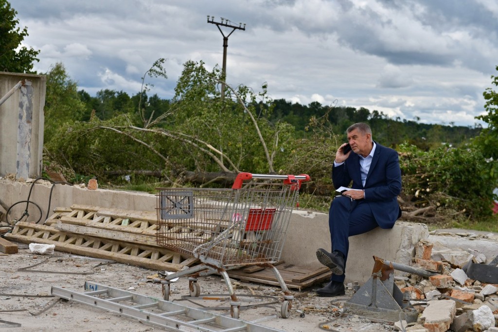 České vlády historicky spoléhají v těžkých chvílích na lidi a jejich smysl pro solidaritu. I Andrej Babiš se na tornádem zdevastovaných místech spíše fotil, než aby se třeba zajímal o aktuální potřeby dobrovolníků