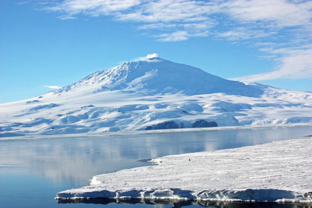 Sopka Mount Erebus byla objevena v roce 1841 britským průzkumníkem Jamesem C. Rossem