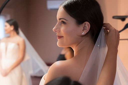 1.	Pro brunetky se studenými barvami pokožky a oči (zimní barevný typ: modré, šedé nebo zelené oči, bledá nebo narůžovělá pleť) bude vhodná kosmetika se studeným podtónem