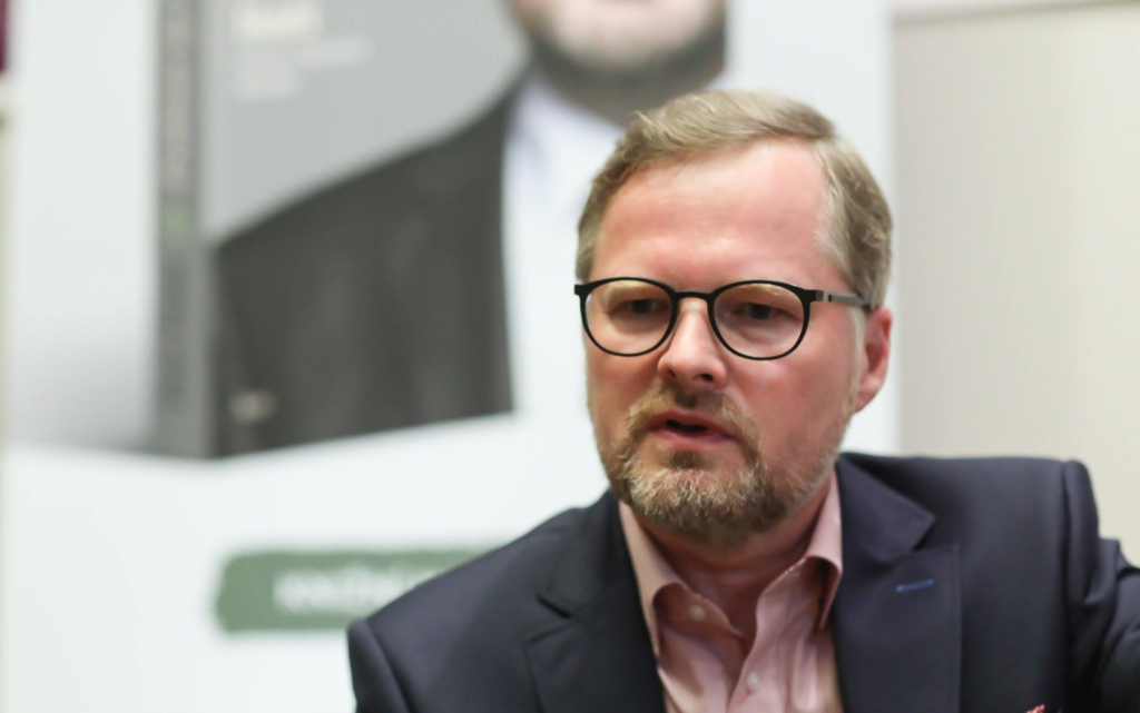 Premiér Petr Fiala vyhrál s prezidentem Zemanem spor o jmenný seznam ministrů, voliče však stále trápí kontroverzní pověst jeho kolegy Pavla Blažka z ODS