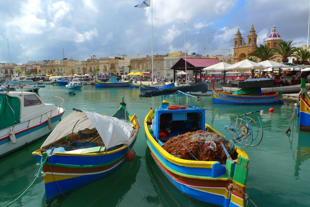 Pohled na rybářské lodě na maltském ostrůvku Gozo