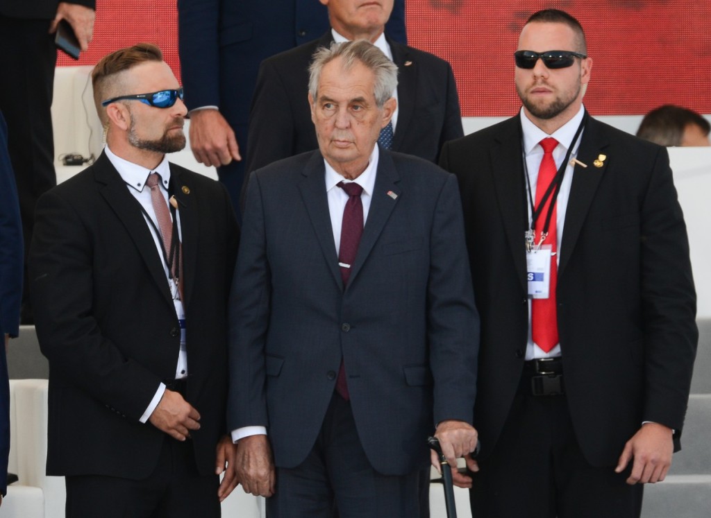 Prezident Miloš Zeman se nám ukazuje v nové roli - protiputinovsky naladěný a podporující Ukrajinu. Můžeme mu jeho proměnu věřit? 