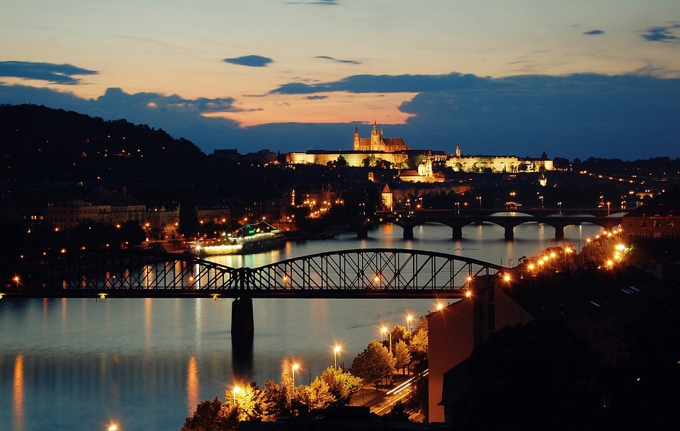 Železniční most nad Vltavu zkrátka patří. Jak bude vypadat za několik let? 