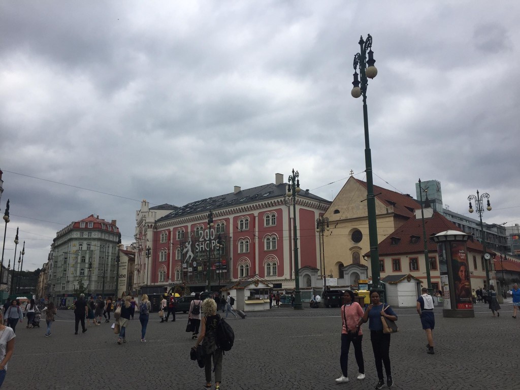 Prostoru vládnou obchodní zájmy Pražanů, ale také turistů