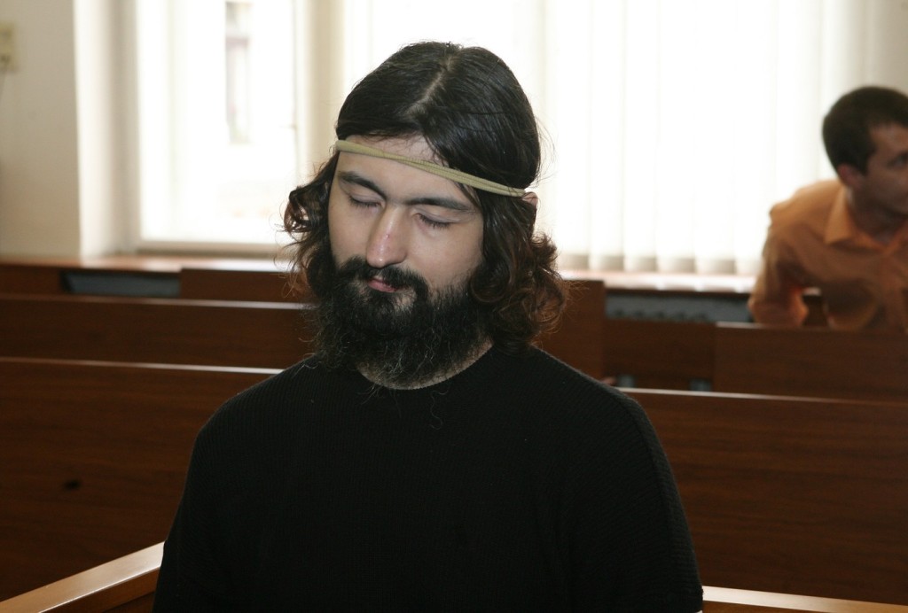 Timur Treťjakov před soudem v roce 2008. Od té doby se hodně změnil, jak ukazuje dokument