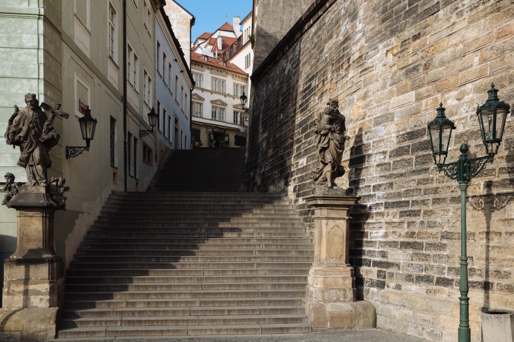 Radniční schody byly původní hlavní cestou na Pražský hrad