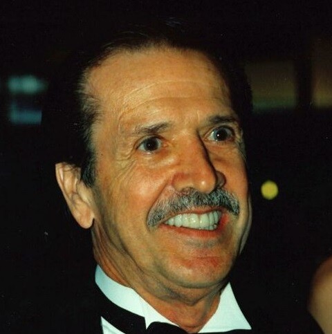 Sonny Bono, který se stal známý hlavně díky uměleckému a osobnímu partnerství s královnou plastik Cher, byl nakonec čtyřikrát ženatý