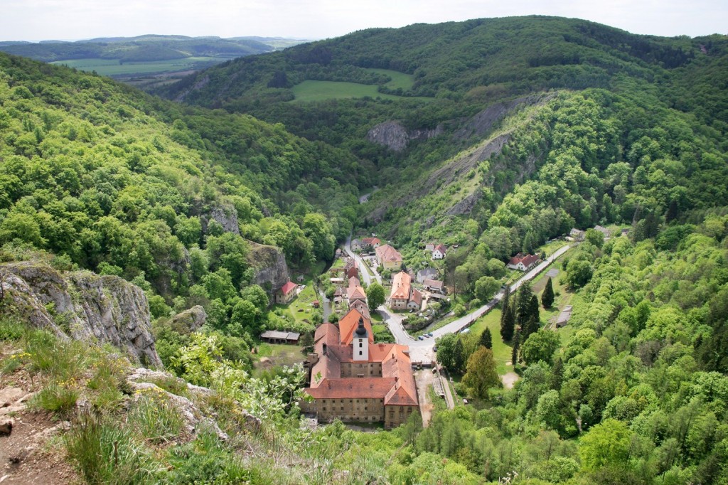 Současné budovy vznikly v letech 1653–1661. V letech 1726–1731 přestavěl jižní a západní křídlo kláštera patrně Kryštof Dientzenhofer