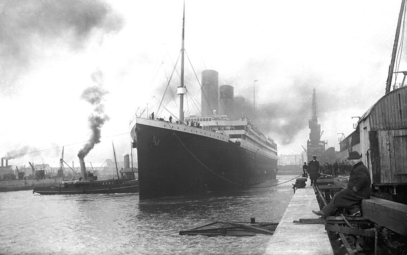 Titanic vyplouvá na svoji první (a poslední) plavbu