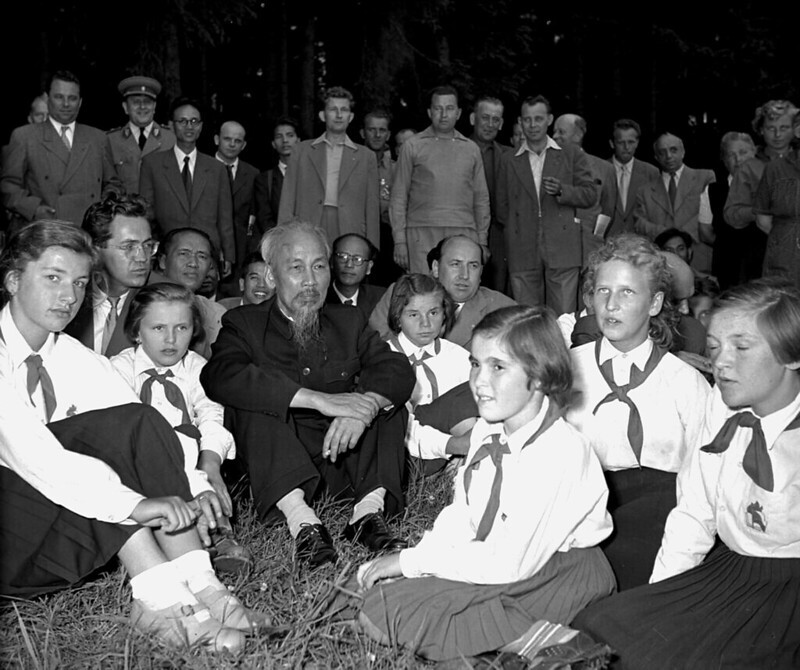 Tyto děti měly v roce 1957 to štěstí, že je na pionýrský tábor přijel navštívit tehdejší prezident spřáteleného Severního Vietnamu Ho Či Min. Co všechno se při tom dozvěděli, už asi zůstane tajemstvím