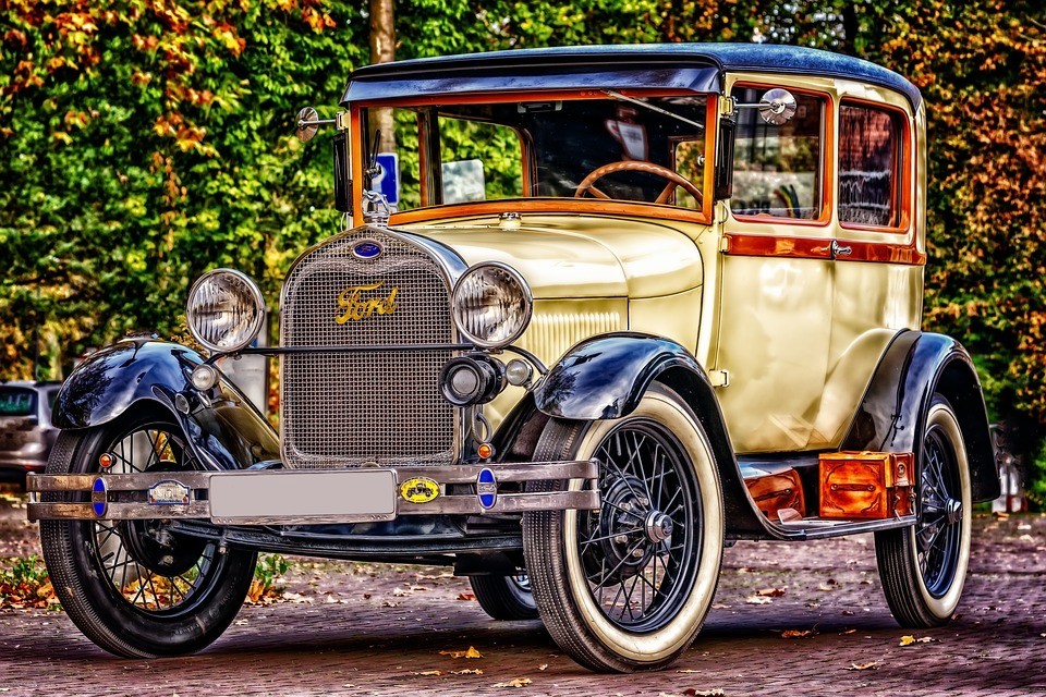 Na počátku minulého století bylo na území našeho státu jen málo automobilů