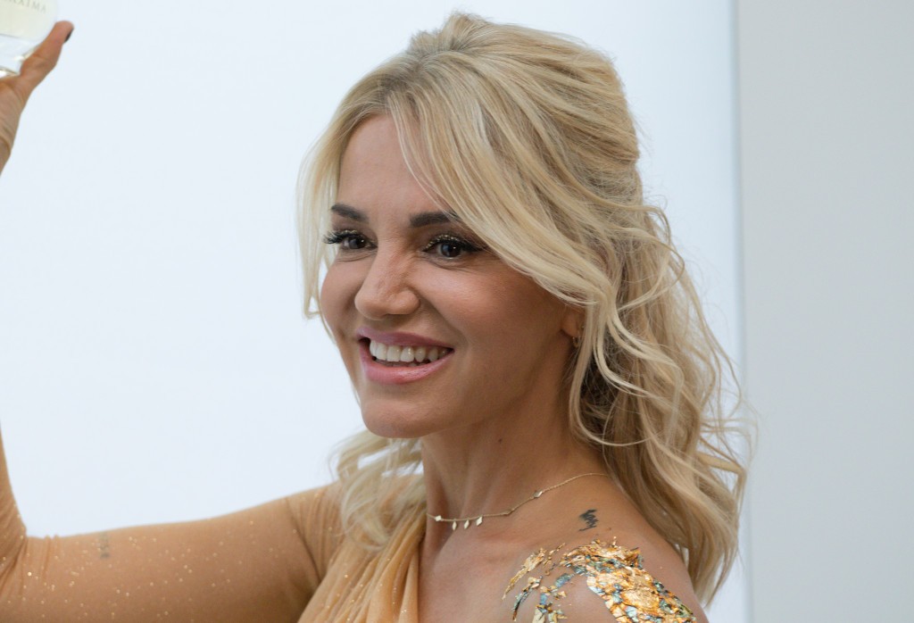 14. října 1980 byla vyloučena ze sboru, prý nebyla týmový hráč