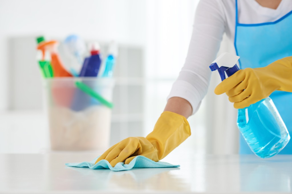 Na úklidu můžete ušetřit mimo jiné i výrobou čisticích prostředků podomácku