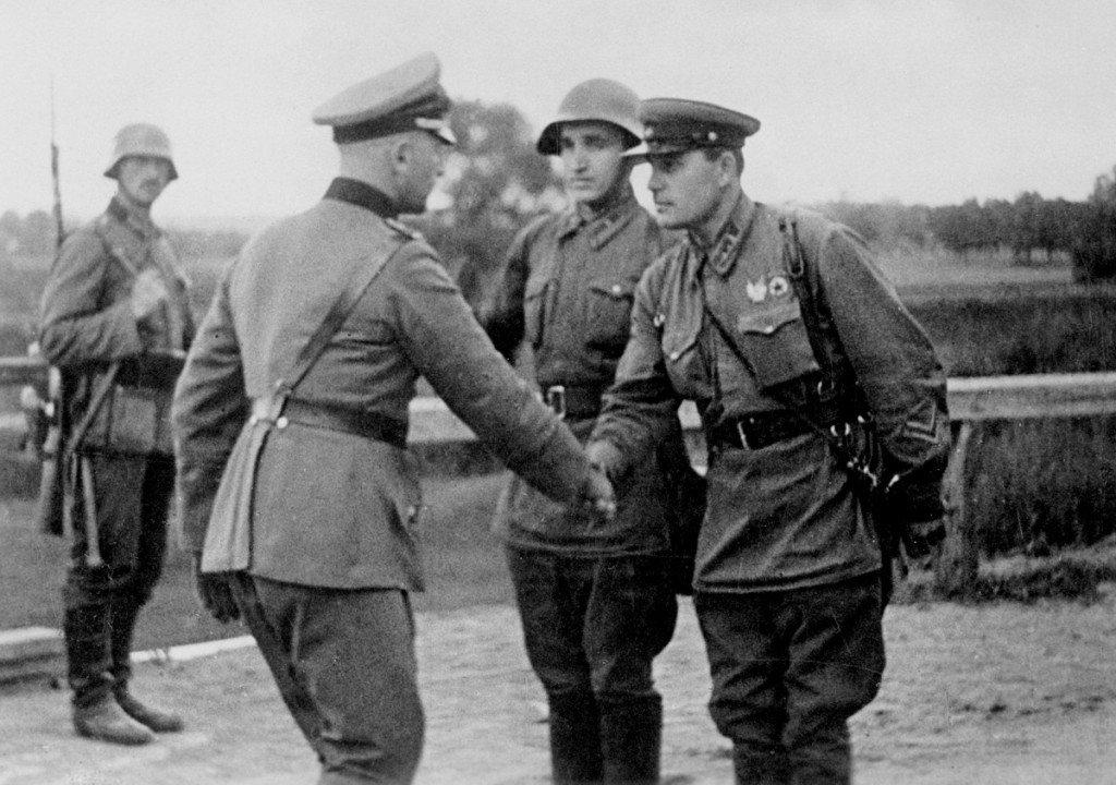 Rusko a Německo si v roce 1939 rozdělily Polsko ruku v ruce