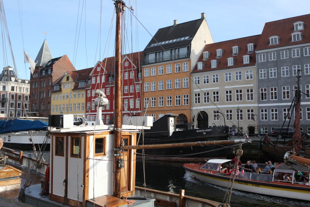 Nyhavn je proslulý vodním kanálem a hlavně barevnými domečky