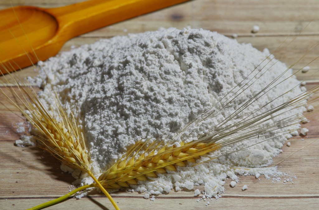 Hladkou mouku využijete kromě pečení i k naleštění nerezu