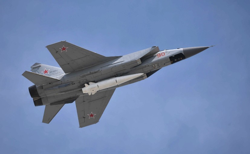 Mig-31K vyzbrojený střelou Kinžal na přehlídce ke Dni vítězství v Moskvě