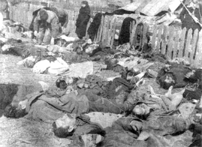 Oběti masakru v obci Lipniki, kterou v roce 1943 vyvraždili Banderovci