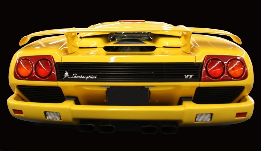 Papež získal 900 tisíc euro za vydražené lamborghini