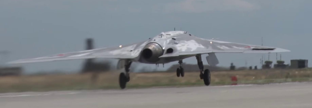Ruský dron S-70 Ochotnik při startu 
