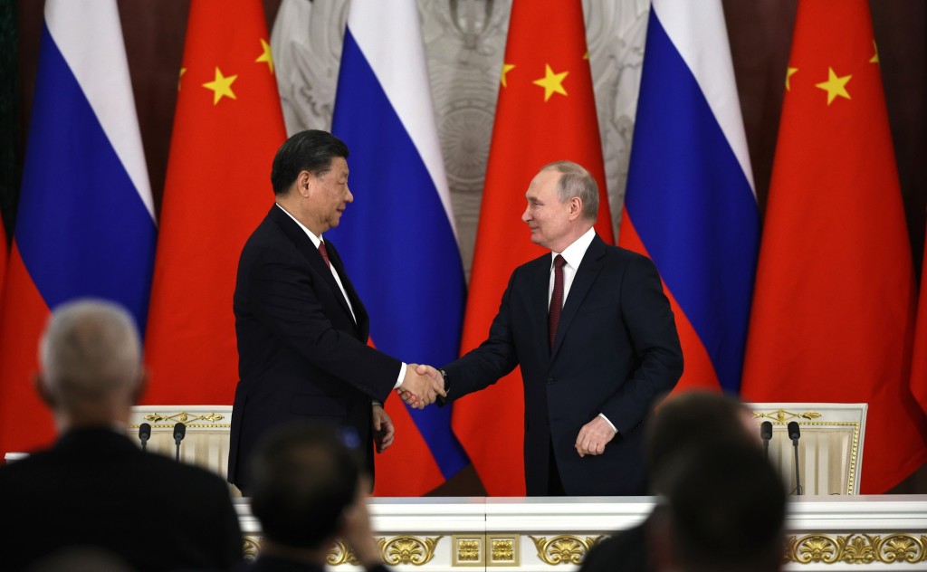 Si Ťin-pching a ruský prezident Vladimir Putin v Moskvě. Čínský prezident dává najevo, že pokud Tchaj-wan vyhlásí jednostrannou nezávislost, bude to znamenat útok na ostrov