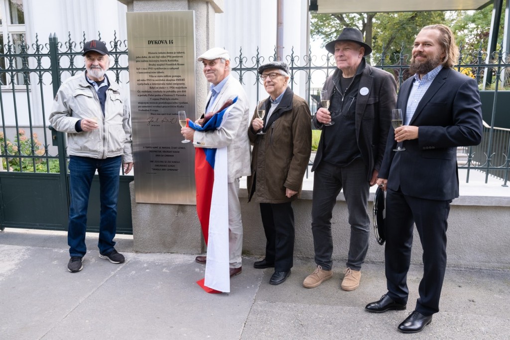 Zdeněk Svěrák se k podpisu přiznal veřejně a také se veřejně omluvil