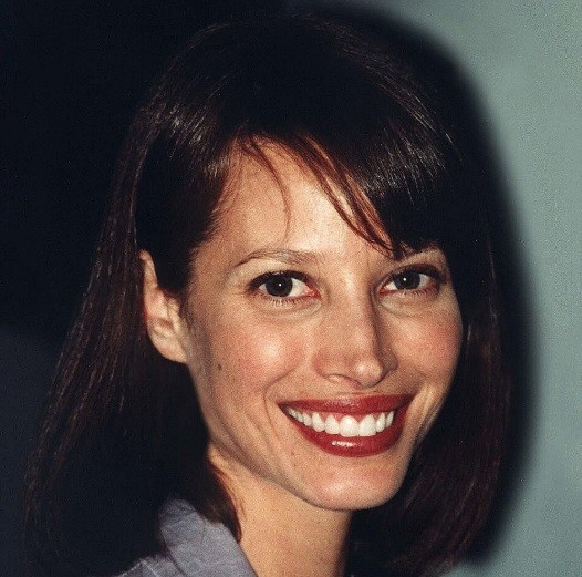 Christy Turlington se v 90. letech připojila ke slavným supermodelkám. Fotila pro značku Calvin Klein a na přehlídkovém mole byla jako doma