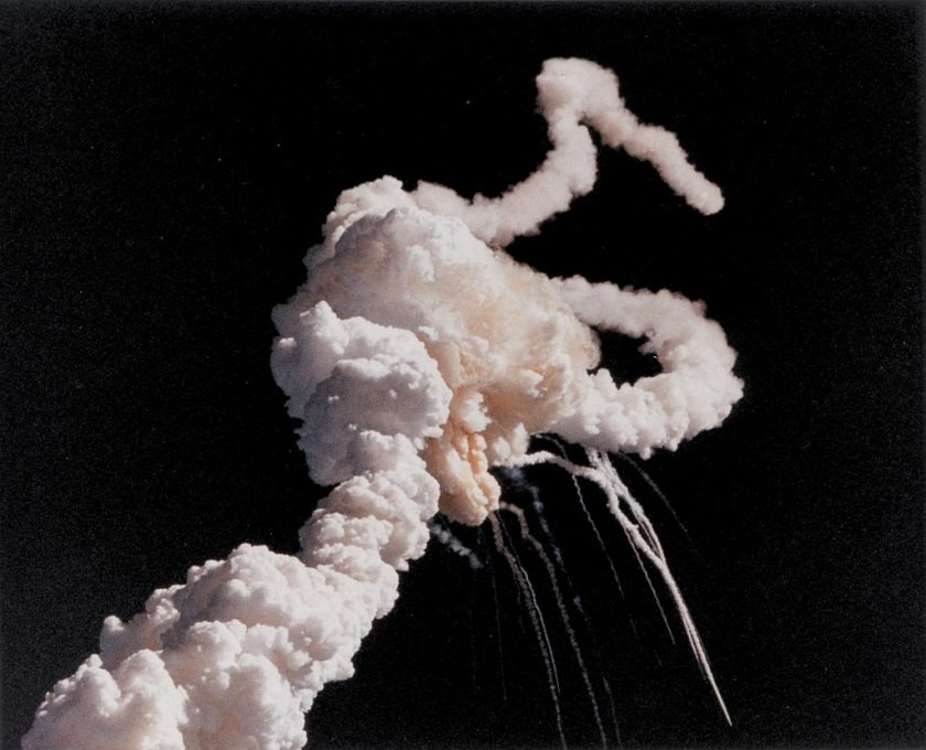 Raketoplán Challenger v momentě výbuchu. Stroj explodoval 73 sekund od startu na mysu Canaveral 28. ledna 1986