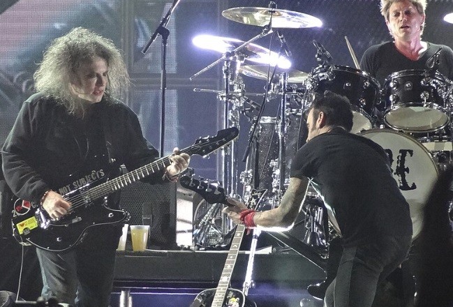 The Cure jsou známí svojí nostalgickou a tak trochu psycho hudbou. Mají na svědomí i řadu skandálů s drogami a výtržnostmi