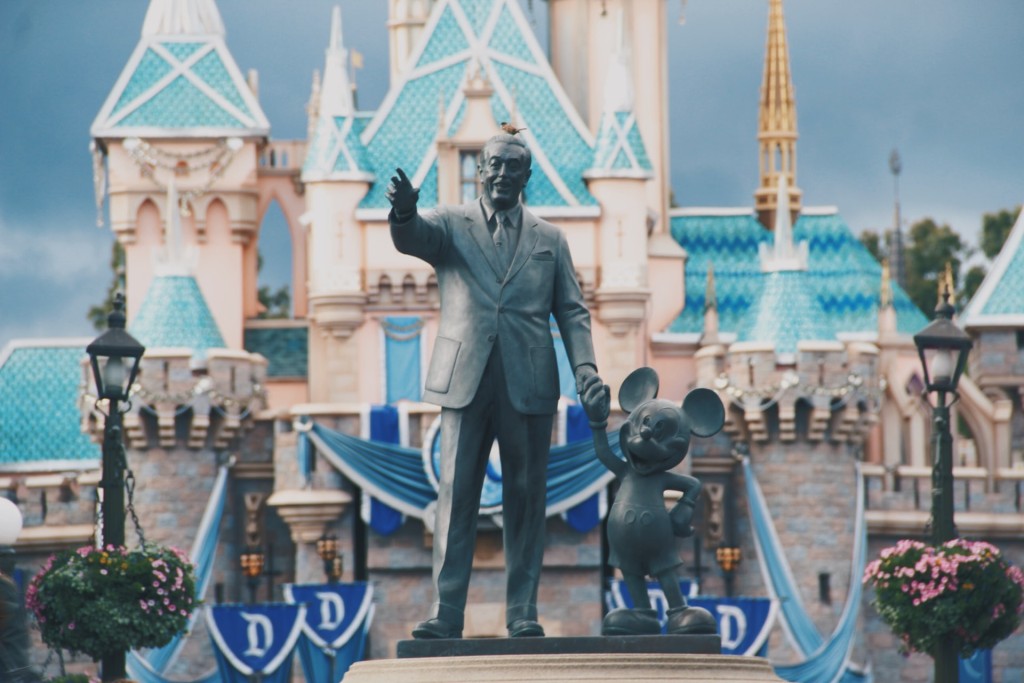 Společnost, kterou Disney založil, se v současnosti jmenuje The Walt Disney Company a má roční obrat asi 35 miliard dolarů