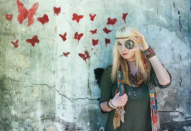 Pro hippie je typický způsob odívání i účes z dlouhých vlasů