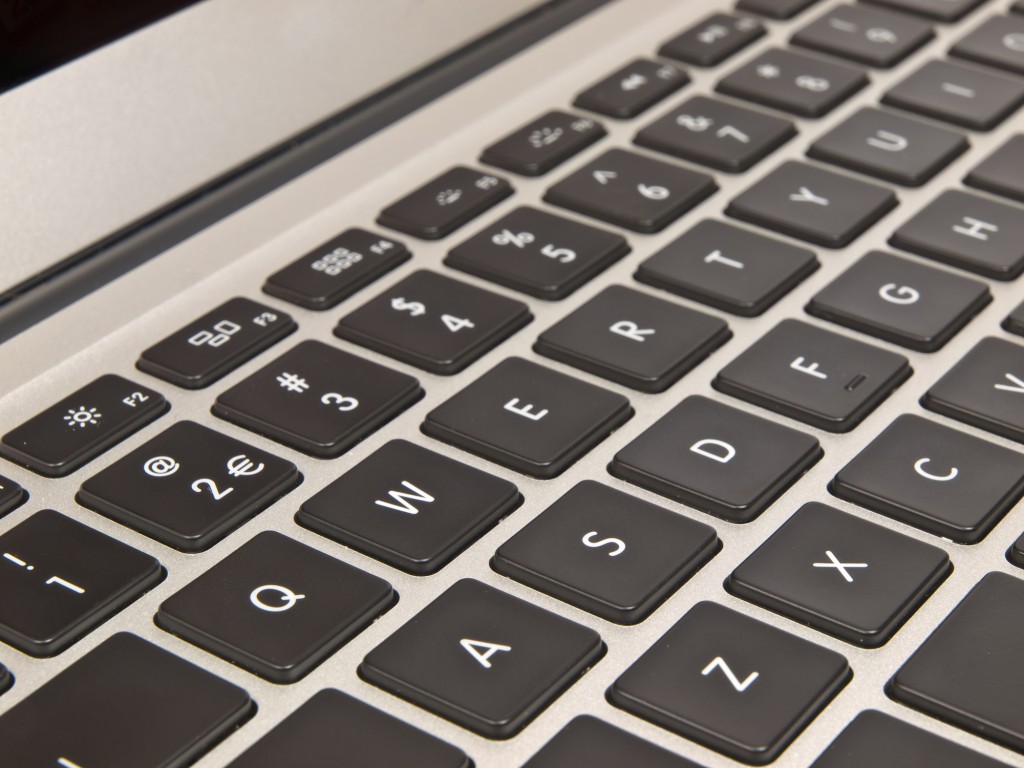 Jedním z nejhlasitějších kritiků QWERTY byl August Dvorak, profesor na universitě v Minnesotě
