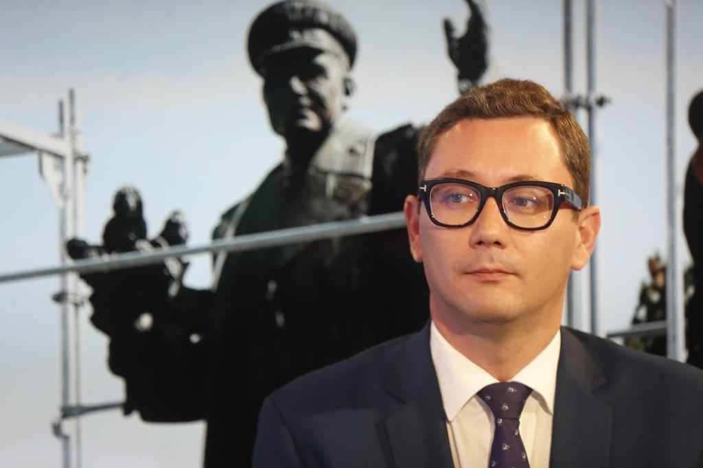 Studoval Arcibiskupské gymnázium v Praze, odmaturoval na soukromém Ekologickém gymnáziu. Následně nedokončil studia andragogiky na Filozofické fakultě Univerzity Karlovy v Praze