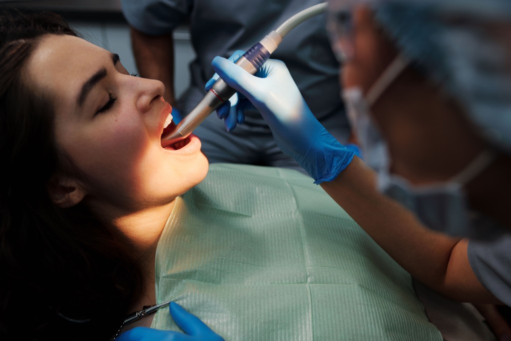 Při nejpečlivější domácí hygieně se na zubech hromadí bakteriální biofilm a pigmentace z kávy, čaje nebo červeného vína, které domácí péče nedokáže plně odstranit