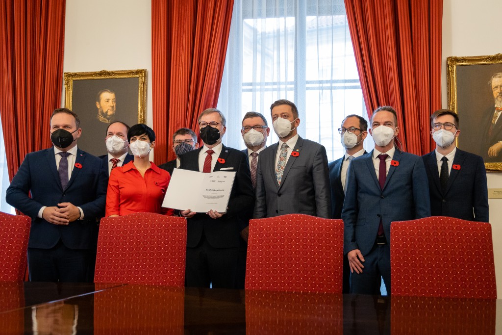 Při podpisu koaliční smlouvy v roce 2021 měli politici roušky, komunikace jako by tomu odpovídala