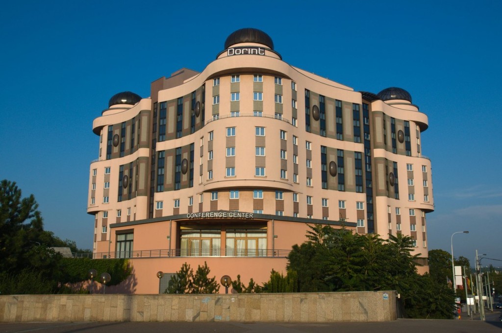 Hotel Dorint patří k tomu nejhoršímu, co pražská architektura nabízí