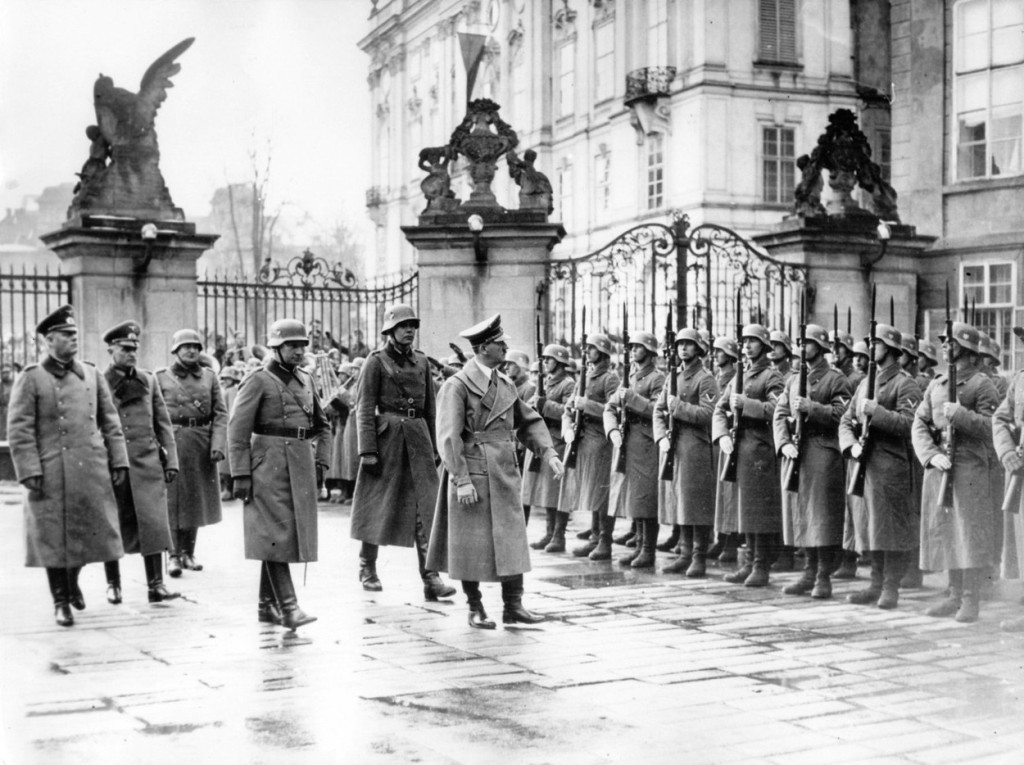 Adolf Hitler v Praze. Jeden z nejsmutnějších obrázků naší historie, kterému pomohli také kolaboranti v čele s Emanuelem Moravcem 