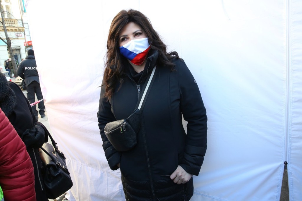 Ilona Csáková před svým vystoupením na Václavském náměstí v rámci demonstrace proti vládním opatřením
