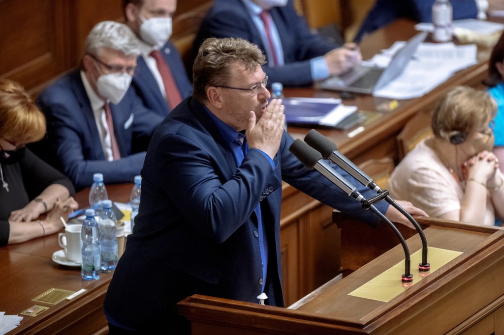 Poslanec Lubomír Volný prožívá těžké jaro. Ve Sněmovně musí sedět za plexi a facebook mu před pár dny zrušil účet za porušování pravidel chování na této sociální síti 